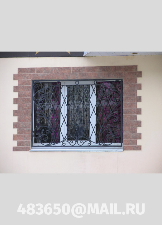 На фото Решетки на окна с художественной ковкой, модель №14 на заказ в Орле
