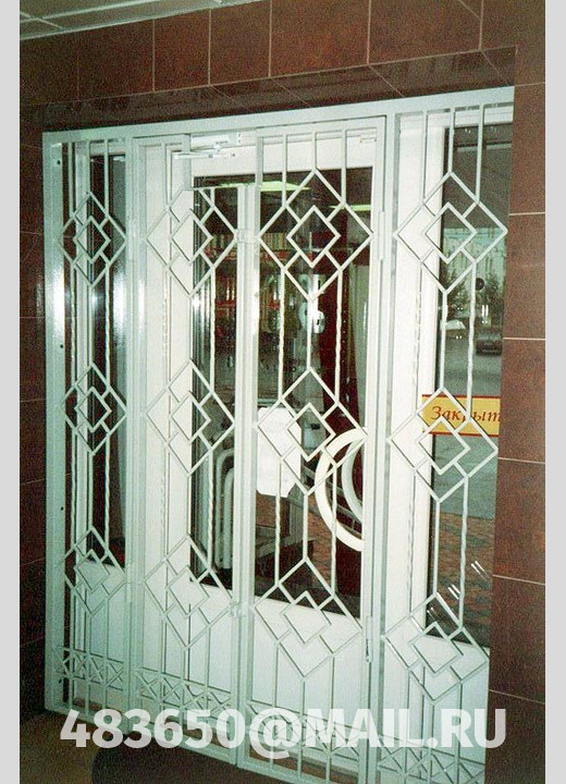 На фото Входная дверь с решеткой, модель №14 на заказ в Орле
